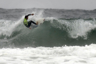 Un surfista no Ferrolterra movistar Pantín Classic. Foto: pantinclassic.com