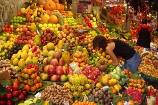 Unha boa dieta vexetariana debe contar coa froita no menú diario. Na imaxe un posto de froita en Barcelona