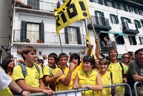 A afección de Orio, apoiando a súa embarcación en Donosti