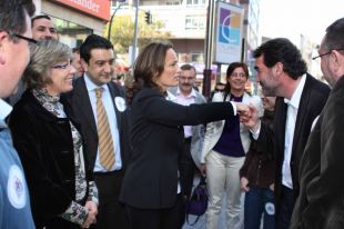 Candidatos do BNG pola provincia e outros cargos do BNG acompañaron o Quintana. Na foto, bromeando con Teresa Táboas (clique para ampliar)